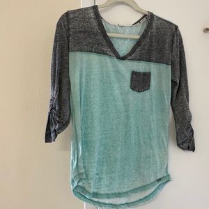 Quarter length sleeve top, small